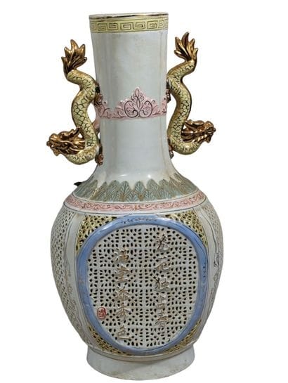 Vase balustre en porcelaine à décor ajouré...
