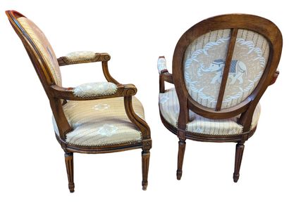 Paire de fauteuils en noyer à dossier médaillon,...