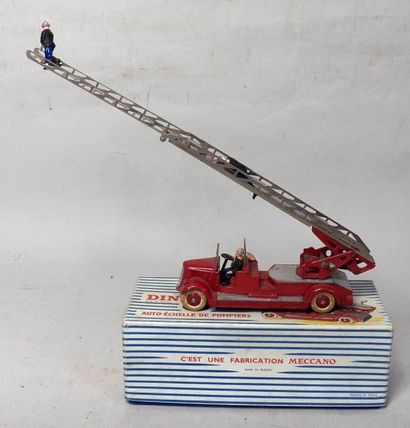 DINKY TOYS
Réf 32D - Auto-Echelle de Pompiers...