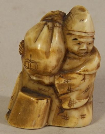Netsuke en ivoire bien sculpté d?un paysan...
