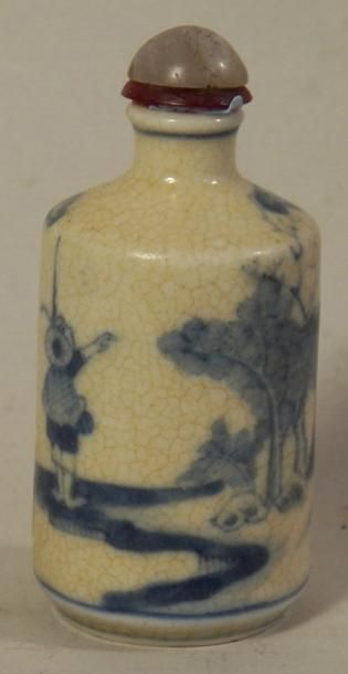 Tabatière de forme ronde en porcelaine à...