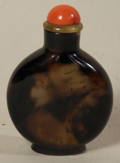 Tabatière de forme ovale en agate brune et...