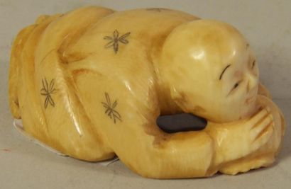 Netsuke en ivoire bien patiné d?un enfant...