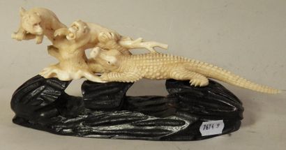 Superbe groupe en ivoire finement sculpté...