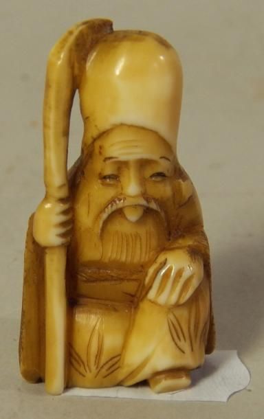 Netsuke en ivoire bien patiné d?un calligraphe...