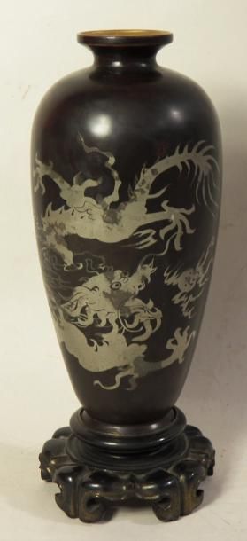 Vase d?extrême orient en métal à décor argenté...