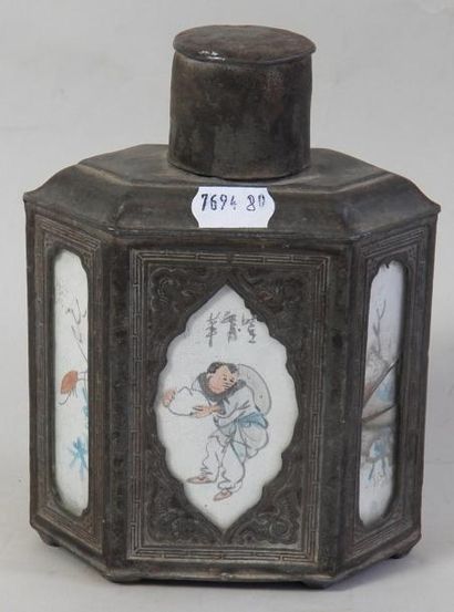 Boite à thé en métal à décor en réserves...