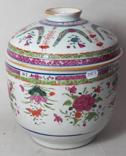 Pot couvert en porcelaine à décor floral...