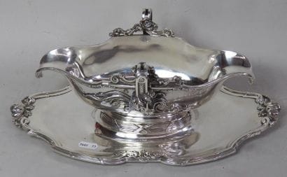 Saucière sur plateau en argent massif. Poids:...