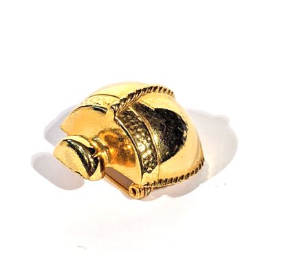 YVES SAINT LAURENT
Broche en métal doré figurant...