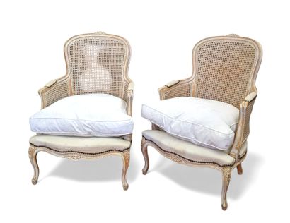PAIRE DE FAUTEUILS en bois clair sculpté,...