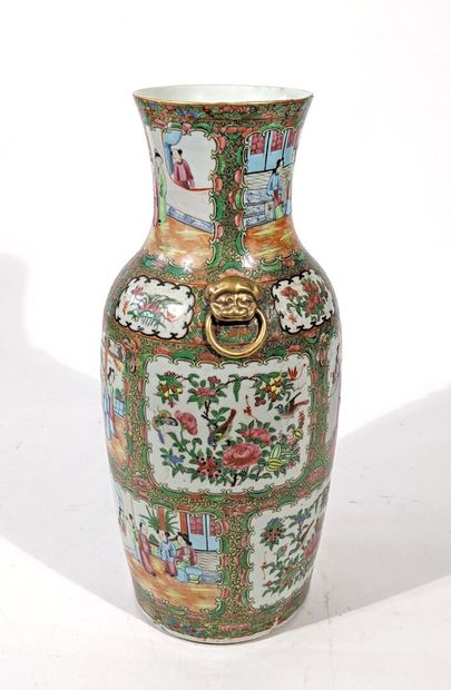 CHINE, Canton
Vase en porcelaine à décor...