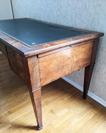BUREAU plat en acajou et placage d'acajou...