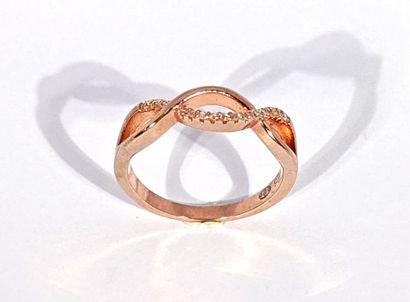 BAGUE en vermeil rose 950‰ à motif s'entrecroisant...