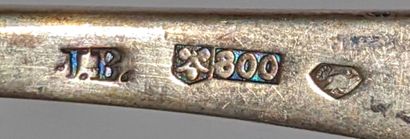UN COUVERT en argent 800‰ modèle uniplat,...
