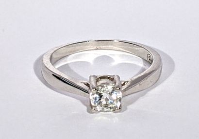BAGUE solitaire en argent 925‰ sertie d'un...