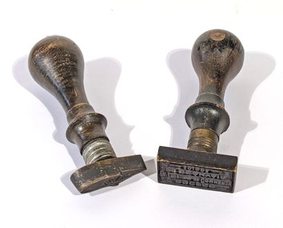 LOT DE DEUX CACHETS en bois et métal l'un...