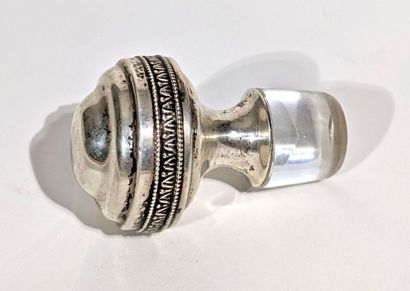 BOUCHON DE CARAFE a monture en argent 800‰.
Haut.:...