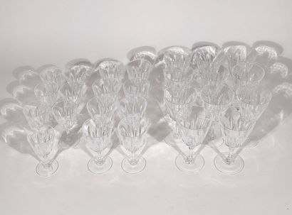 PARTIE DE SERVICE DE VERRES en cristal à...