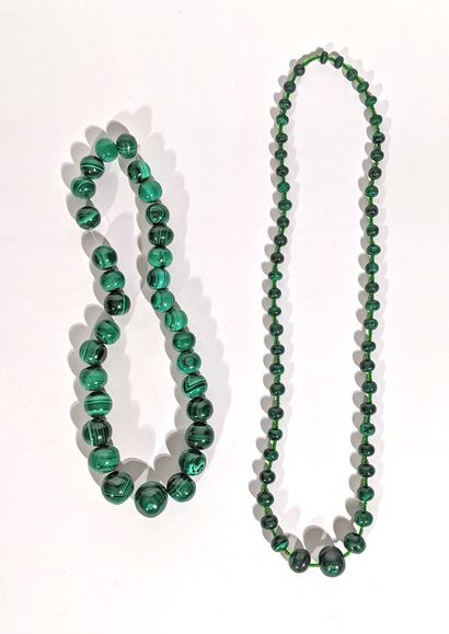 COLLIER en perles de malachite.
Haut.: 35...