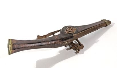 Réplique de pistolet à rouet en bois et métal.
(Trace...