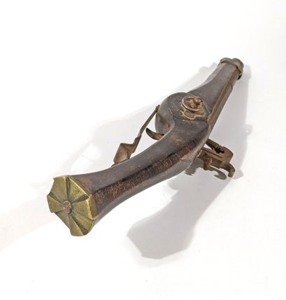 Réplique de pistolet à rouet en bois et métal.
(Trace...