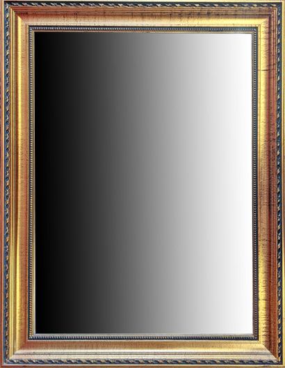 MIROIR en bois et stuc doré à décor de frise...