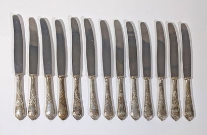 SUITE DE 13 COUTEAUX DE TABLE en métal argenté...