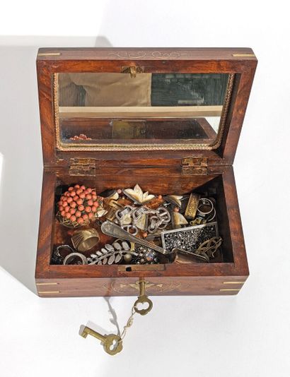 Ensemble de bijoux fantaisies contenus dans...