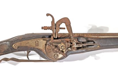 Réplique de pistolet à rouet en bois et métal.
(Trace...