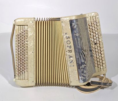 SOPRANI 
ACCORDEON chromatique en bakélite...