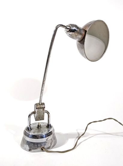 LAMPE D'ATELIER en métal chromé.
Milieu du...