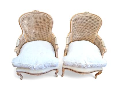 PAIRE DE FAUTEUILS en bois clair sculpté,...