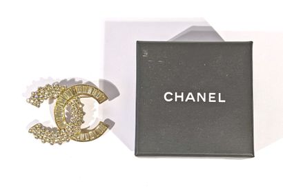 CHANEL
Broche en métal partiellement doré...