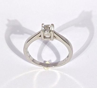 BAGUE solitaire en argent 925‰ sertie d'un...
