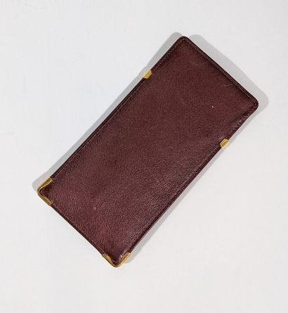 CARTIER
Étui à lunette en cuir lisse bordeaux.
(petites...