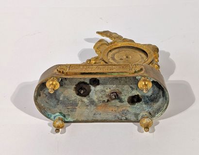 PENDULETTE en bronze ciselé et doré, à décor...