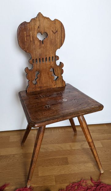 CHAISE en noyer mouluré et sculpté à dossier...