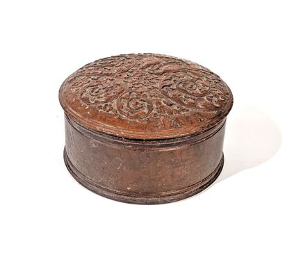 BOITE RONDE en bois de Sainte-Lucie, le couvercle...