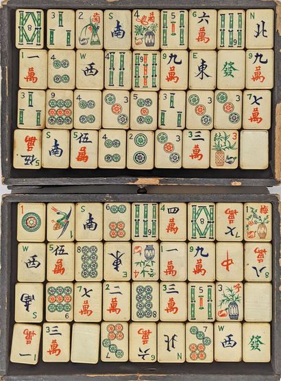 JEU de MAH-JONG en résine, présenté dans...