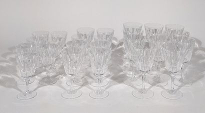 PARTIE DE SERVICE DE VERRES en cristal à...