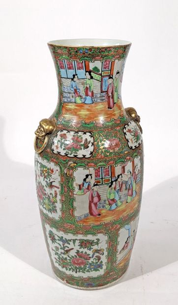 CHINE, Canton
Vase en porcelaine à décor...