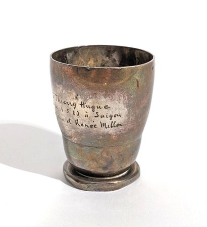 PETITE TIMBALE en argent 925‰ portant un...