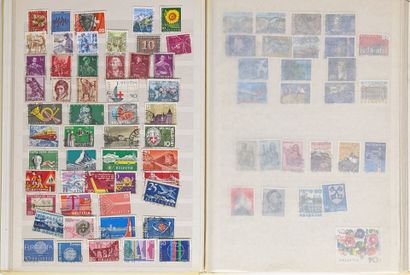 Collection de timbres comprenant 13 albums...