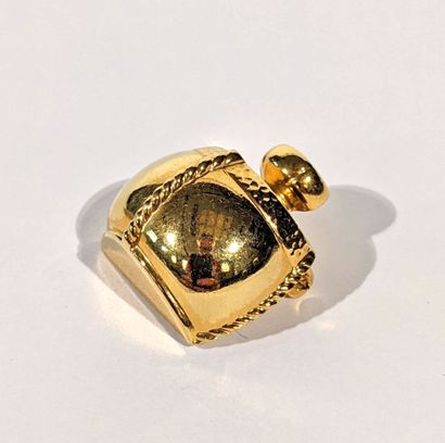 YVES SAINT LAURENT
Broche en métal doré figurant...