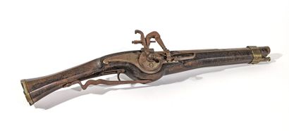 Réplique de pistolet à rouet en bois et métal.
(Trace...