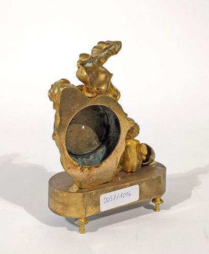 PENDULETTE en bronze ciselé et doré, à décor...
