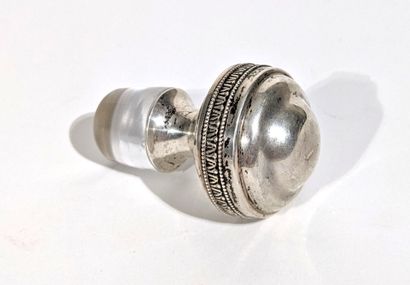 BOUCHON DE CARAFE a monture en argent 800‰.
Haut.:...