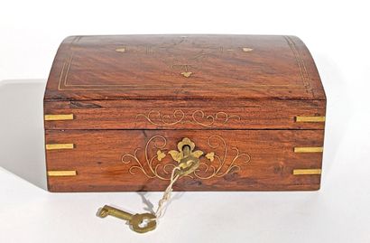 Ensemble de bijoux fantaisies contenus dans...