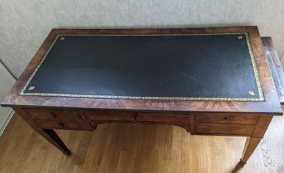 BUREAU plat en acajou et placage d'acajou...